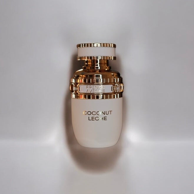 Flacon de parfum Coconut Leche par French Avenue, un élégant flacon au design luxueux avec des finitions dorées. Sa forme raffinée et son style sophistiqué évoquent une fragrance gourmande et exotique, parfaite pour ceux qui recherchent une senteur enveloppante et sucrée.